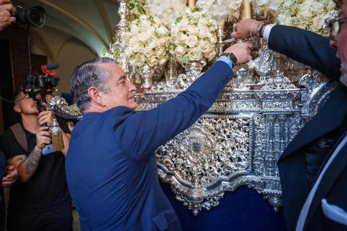El consejero de Sanidad, Presidencia y Emergencias de la Junta de Andalucía, Antonio Sanz, coge el llamador para hacer la levantá en la salida de la Hermandad de La Amargura de Jerez de la Frontera (Cádiz). 