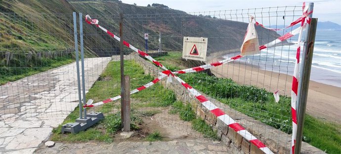 Rampa de acceso a la playa de Barinatxe, en Sopela