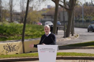 El alcalde de Barcelona, Jaume Colboni, interviene durante la presentación del primer hub público de recarga ultrarrápida de la ciudad, a 1 de abril de 2026, en Barcelona, Catalunya (España). El hub de carga ultrarrápida ha sido impulsado por Endolla Barc