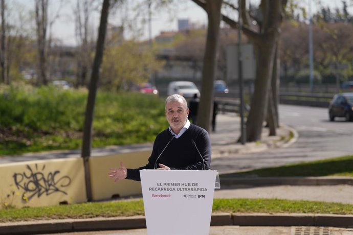 El alcalde de Barcelona, Jaume Colboni, interviene durante la presentación del primer hub público de recarga ultrarrápida de la ciudad, a 1 de abril de 2026, en Barcelona, Catalunya (España). El hub de carga ultrarrápida ha sido impulsado por Endolla Barc