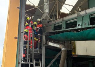 Bomberos de Santander rescatan a un hombre accidentado en una empresa de Candina