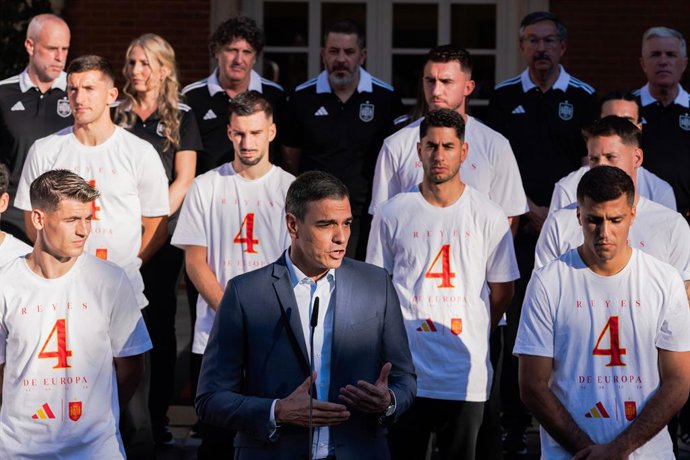 Archivo - July 15, 2024, Madrid, Spain: Spanish Prime Minister Pedro Sanchez (C) receives the Spanish men's football team at La Moncloa Palace in Madrid, winners of the 2024 European Championship after defeating the English team in the final at Olympiasta