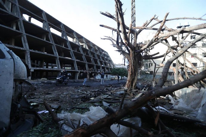 JNAH, 1º de abril de 2026  -- Esta foto, tirada em 1º de abril de 2026, mostra prédios e veículos destruídos por ataques israelenses na área de Jnah, em Beirute, no Líbano. Um ataque naval israelense atingiu um comboio de veículos na área de Jnah, em Beir