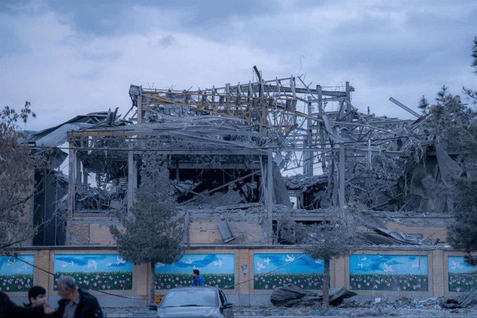 Vista de una escuela gravemente dañada por un ataque aéreo contra la provincia iraní de Markazi