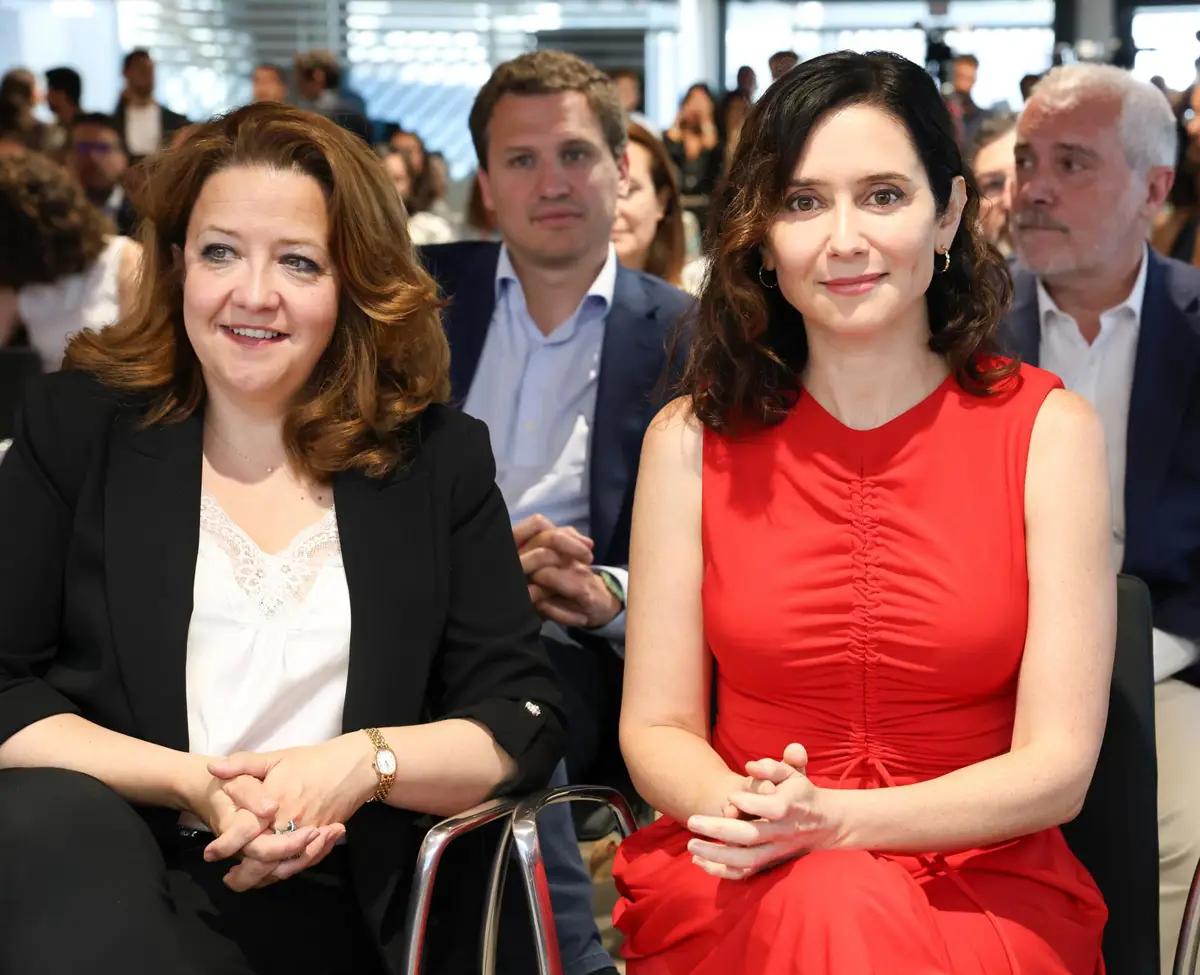 La presidenta de la Comunidad de Madrid, Isabel Díaz Ayuso, y la consejera de sanidad de la comunidad de Madrid, Fátima Matute