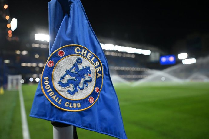 Archivo - FILED - 07 March 2023, United Kingdom, London: The corner flag with the Chelsea FC logo can be seen before the UEFA Champions League round of 16 second leg soccer match between Chelsea FC and Borussia Dortmund at Stamford Bridge. Chelsea have ag