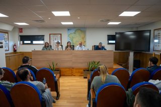 La conselleira do Mar, Marta Villaverde, reunida con los patrones mayores de las cofradías de Pontevedra, a 1 de abril de 2026.