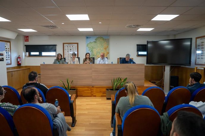 La conselleira do Mar, Marta Villaverde, reunida con los patrones mayores de las cofradías de Pontevedra, a 1 de abril de 2026.