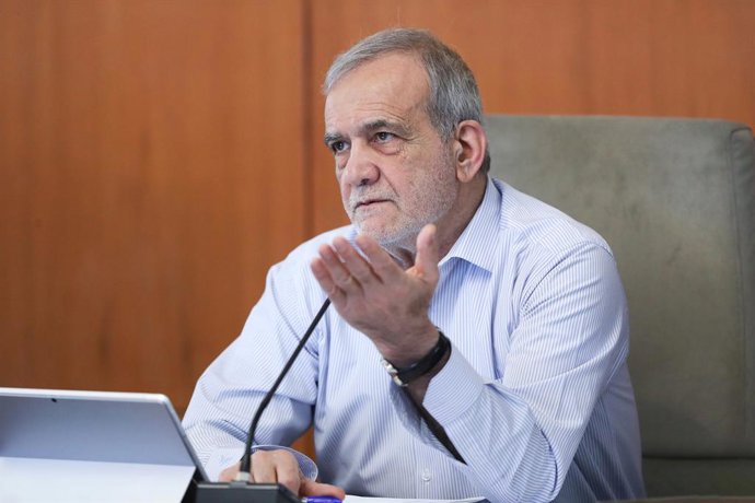 Archivo - Arquivo - 25 de fevereiro de 2026, Teerã, Irã: O presidente iraniano MASOUD PEZESHKIAN e seu gabinete reúnem-se em Teerã.