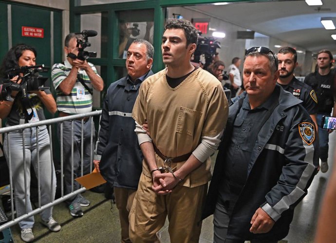 Archivo - September 16, 2025, New York, New York, USA: September 16, 2025 - New York, NY -USA - Luigi Mangione makes a very brief appearance in the NY State Criminal Court for his ongoing assassination case against the United Healthcare CEO, Brian Thompso