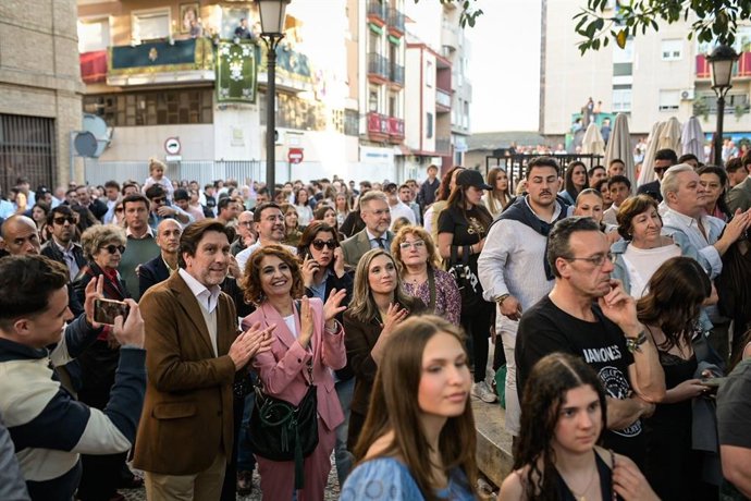 La secretaria general del PSOE-A y candidata a la Presidencia de la Junta de Andalucía, María Jesús Montero, acompañando a las hermandades del Miércoles Santo.