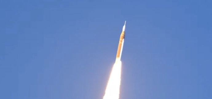Artemis II despegando de Cabo Cañaveral. 