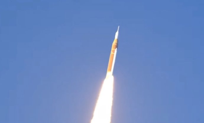 Artemis II despegando de Cabo Cañaveral. 