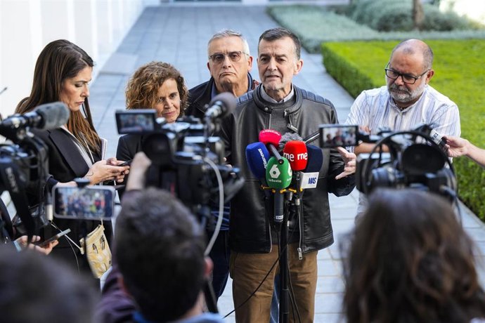 El coordinador federal de IU y candidato de Por Andalucía a la Presidencia de la Junta, Antonio Maíllo, atiende a los medios de comunicación  en el Parlamento de Andalucía, a 17 de marzo de 2026 en Sevilla (Foto de archivo).