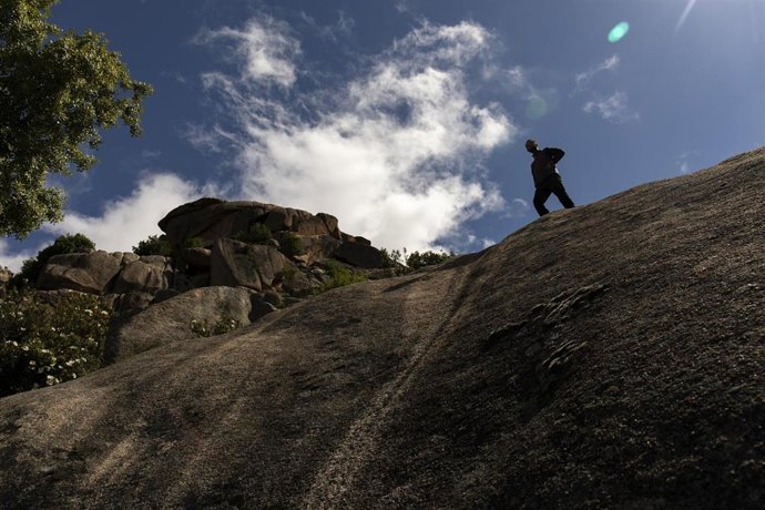 Archivo - Una persona camina por el entorno perteneciente a La Pedriza donde se encuentra una zona de nidificación de Buitres Leonados, a 24 de mayo de 2021, en La Pedriza, Madrid, (España)