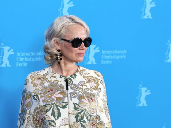 Pamela Anderson luce el corte de pelo más favorecedor -y cómodo- a partir de los cincuenta