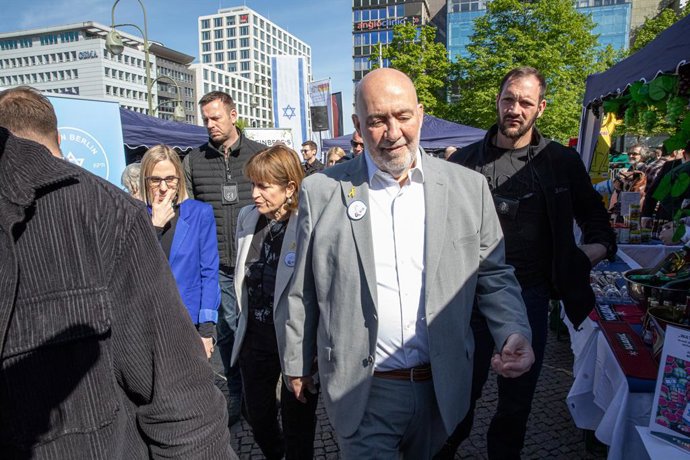 Archivo - El embajador de Israel en Alemania, Ron Prosor, en el centro.