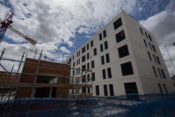 Archivo - Construcción de un bloque de viviendas, a 26 de abril de 2024, en Madrid (España). El Banco de España ha señalado durante esta semana, que se necesitaría sumar 600.000 viviendas hasta 2025 para equilibrar el mercado inmobiliario.