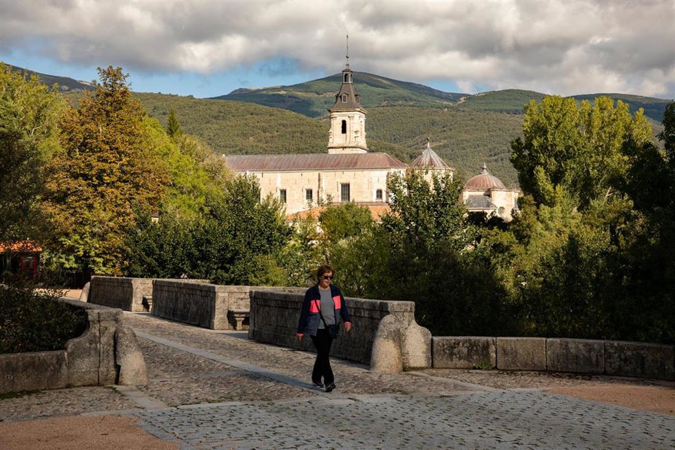 Archivo - El Puente de El Perdón sobre el río Lozoya el día que da comienzo el otoño 2023, en el Bosque Finlandés, a 20 de septiembre de 2023, en Rascafría, Madrid (España).