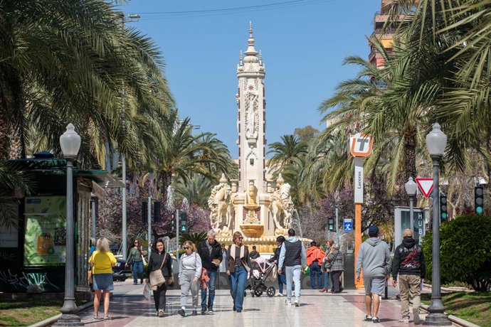 Turistas pasean por el centro de la ciudad, a 26 de marzo de 2026, en Alicante, Comunidad Valenciana (España). 