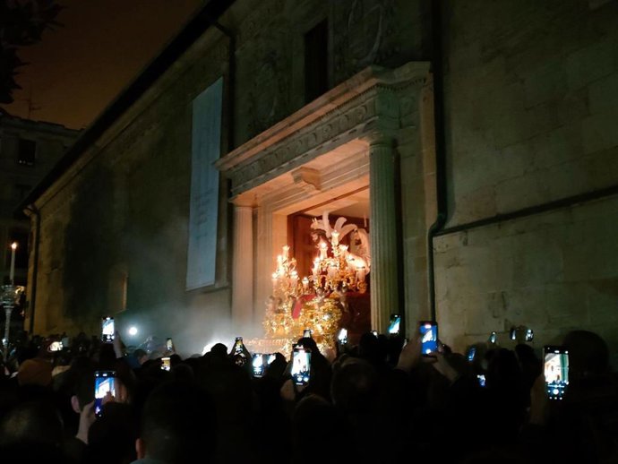 Archivo - La procesión de la 'Madrugá' sale del edificio Histórico de la Universidad de Oviedo.