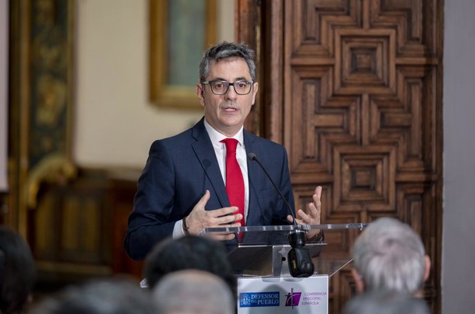 O ministro da Presidência, Justiça e Relações com os Poderes Legislativos, Félix Bolaños, presta declarações após a assinatura do acordo para indenizar vítimas de abusos prescritos, na sede do Provedor de Justiça, em 30 de março de 2026, em Madri (Espanha