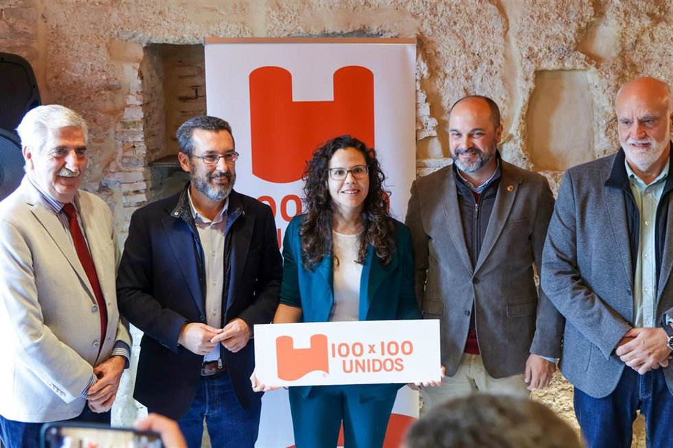 Archivo - Laura Román, candidata de 100x100 Unidos por Cádiz, junto a responsables de la nueva formación en una imagen de archivo.