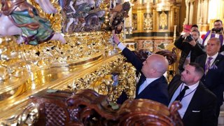 El presidente de la Diputación de Almería, José Antonio García Alcalaina, realiza la primera 'levantá' de la imagen de la Real y Venerable Cofradía de Nuestro Padre Jesús Nazareno de Huércal-Overa.