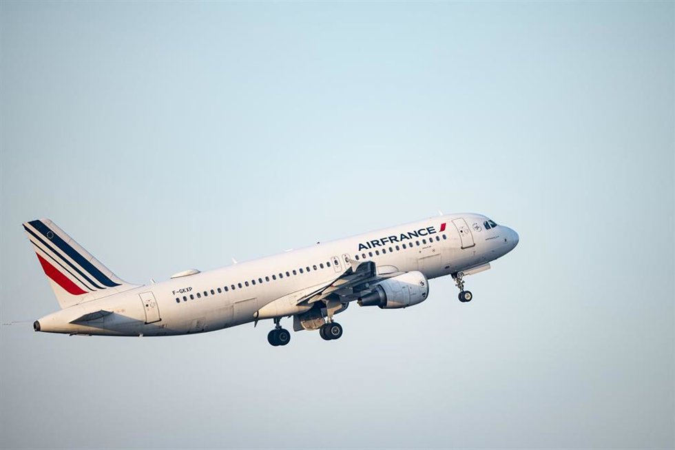 Archivo - FILED - 08 November 2020, Berlin: The Airbus of the French airline Air France takes off from Tegel Airport. Photo: Fabian Sommer/dpa.