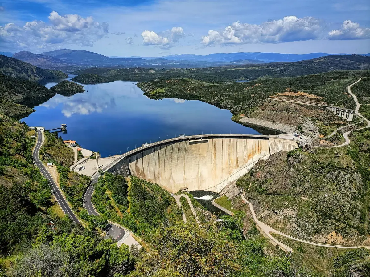 Vista del embalse y presa del Atazar