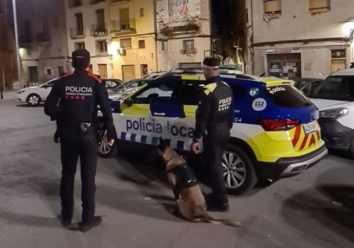 Un agente de los Mossos d'Esquadra y otro de la Policía Local de Valls durante un dispositivo policial conjunto en Valls (Tarragona)