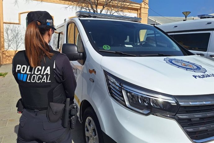 Un agente de la Policía Local de Palma, de espaldas.