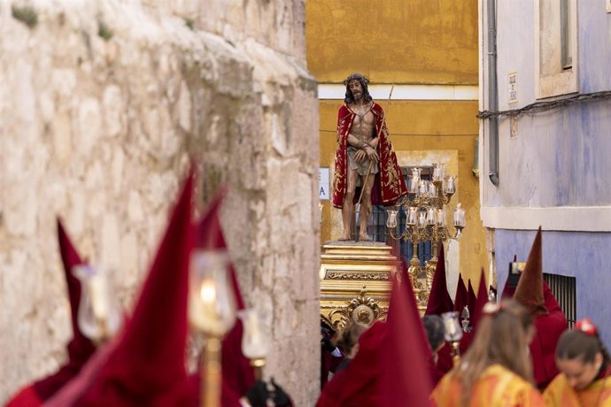 Archivo - Cofrades portan un paso durante la procesión de Paz y Caridad el Jueves Santo, a 17 de abril de 2025, en Cuenca, Castilla-La Mancha (España). 