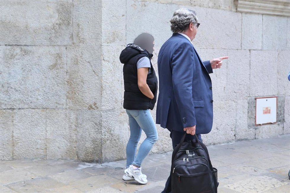 Archivo - Los acusados de asesinato de un bebé al arrojarlo a un contenedor a su llegada a la Audiencia Provincial de Palma, a 24 de octubre de 2025, en Palma de Mallorca, Baleares (España). 