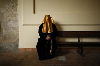 Archivo - Un preso, vestido de cortejo, liberado por la Hermandad de La Soledad de San Jerónimo y Descendimiento de Jesús en 2021.