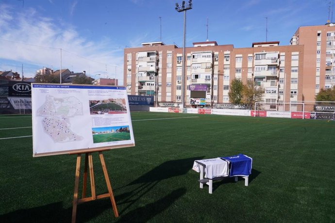 Archivo - El Ayuntamiento renueva el césped del campo de fútbol 11 de la Instalación Deportiva Básica Canillas