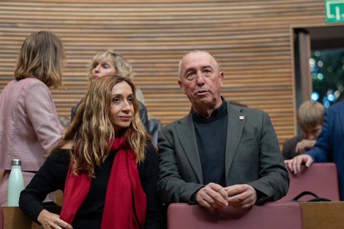 Archivo - La diputada de Compromís en las Cortes Isaura Navarro (i) y el síndic de Compromís, Joan Baldoví (d), en un debate en Les Corts