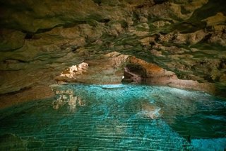 Hungría cuenta con más de 4.000 cuevas que incluyen formaciones de estalactitas, lagos subterráneos, espacios protegidos por la UNESCO y sistemas termales activos