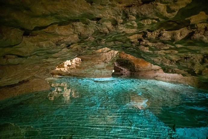 Hungría cuenta con más de 4.000 cuevas que incluyen formaciones de estalactitas, lagos subterráneos, espacios protegidos por la UNESCO y sistemas termales activos