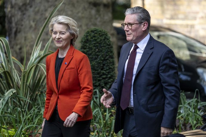 Archivo - April 24, 2025, London, UK: LONDON, UK.  Keir Starmer, Prime Minister, and Ursula von der Leyen, President of the European Commission, arrive in Downing Street for talks, after attending the Summit on the Future of Energy Security at Lancaster H