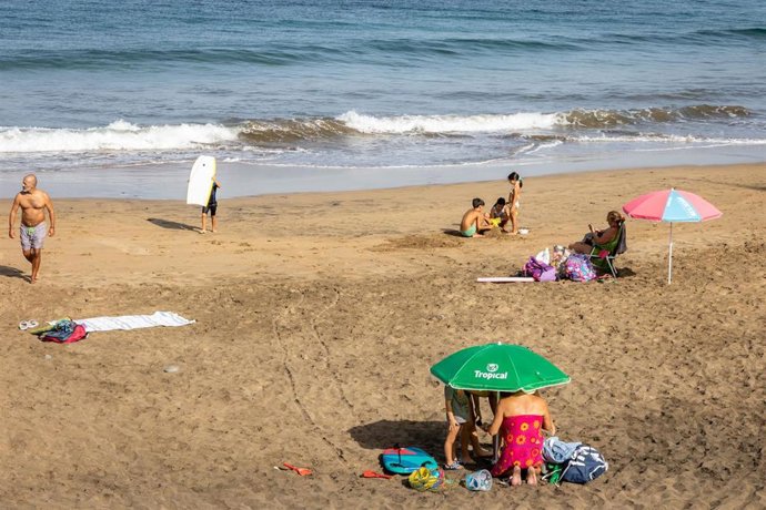 Archivo - Varias personas en la playa durante la suspensión de clases por la ola de calor, a 11 de octubre de 2023, en Las Palmas de Gran Canaria, Gran Canaria, Islas Canarias (España). 