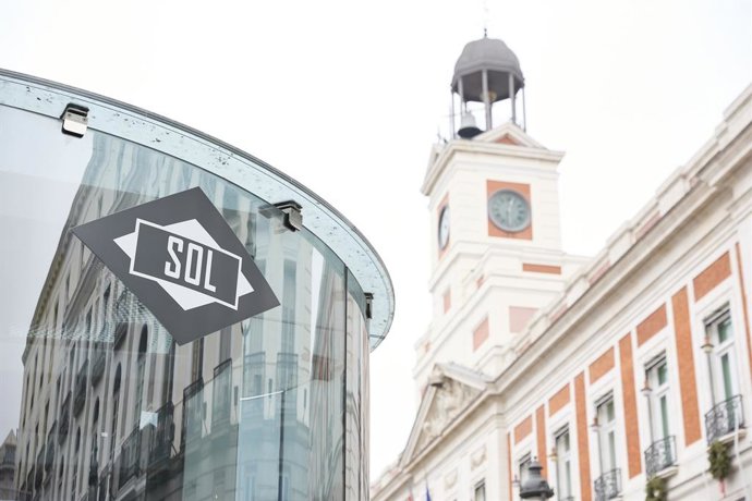Archivo - Arquivo - Entrada da estação Sol do metrô, em 4 de janeiro de 2025, em Madri (Espanha). A estação Sol da rede de metrô e trens urbanos de Madri fecha hoje, assim como ontem, 3 de janeiro, das 17h40 às 21h, dias em que se espera um grande