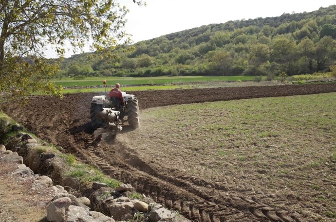 Agricultor en su tractor
