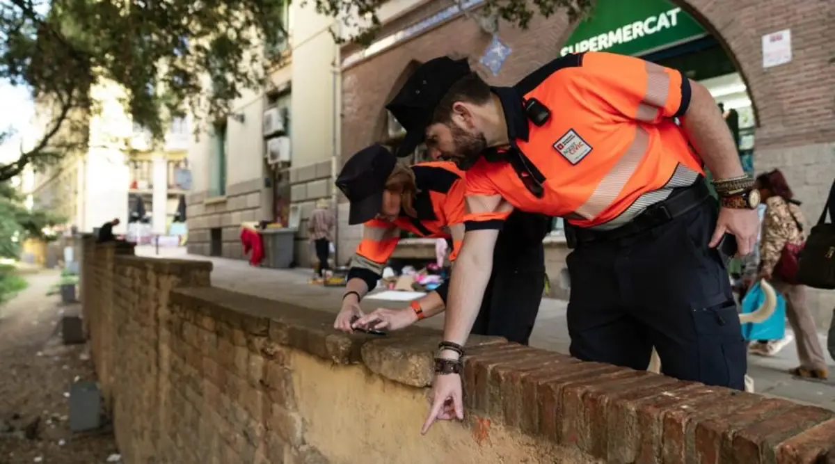 Agentes cívicos patrullan por la ciudad de Barcelona