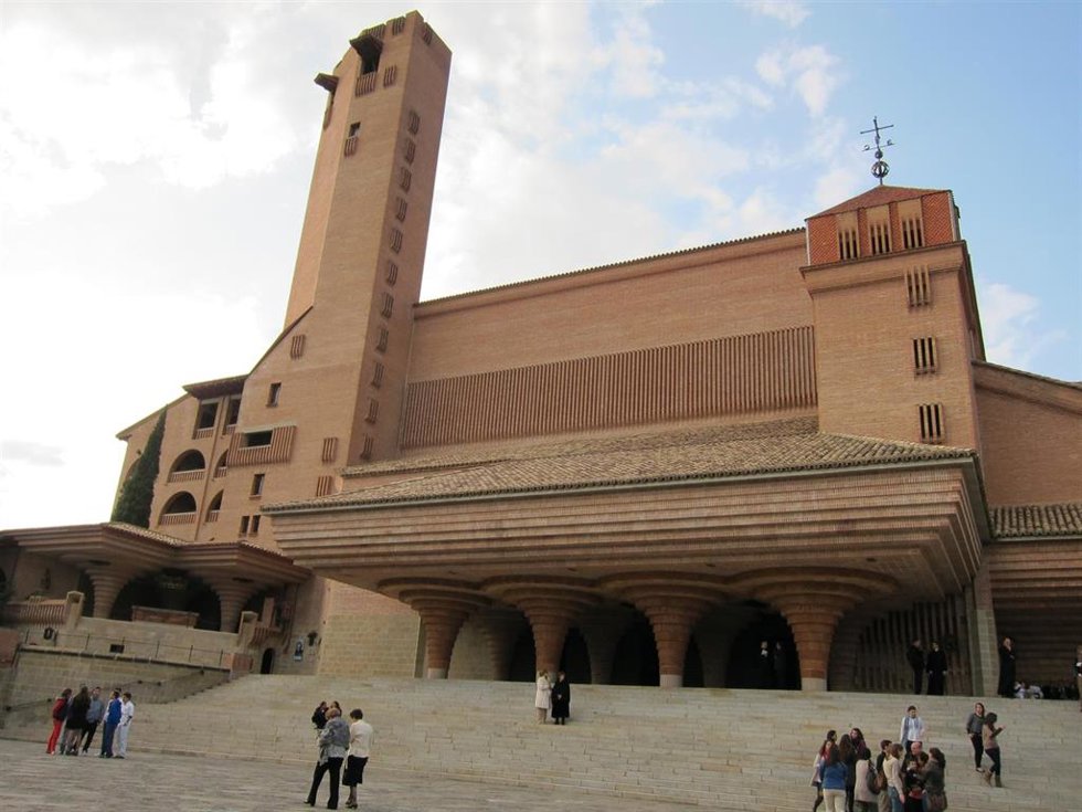Archivo - La antigua hostería El Tozal abre sus puertas en forma de un albergue renovado con carácter familiar y juvenil para potenciar el turismo en Torreciudad
