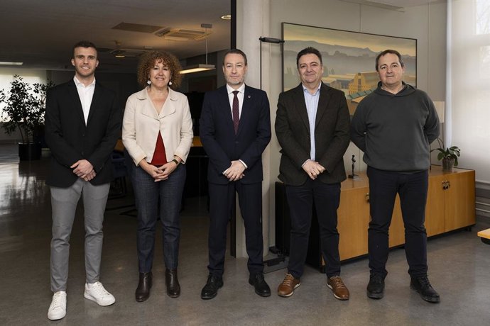 NAce en la UPNA la Cátedra Delso Agro-Next. I-D: Daniel Eugui (DELSO); Inmaculada Farran, profesora de la UPNA y directora de la Cátedra; Ramón Gonzalo, rector de la UPNA; Santiago Cenoz (DELSO); y el profesor de la UPNA Luis Arregui.