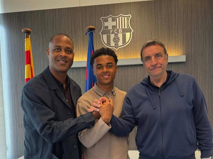 De izquierda a derecha; Patrick Kluivert, Shane Kluivert y José Ramón Alexanko, tras firmar la renovación de Shane hasta 2028 con el FC Barcelona