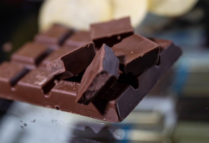 Archivo - El cacao se desploma casi un 60% en un año, hasta los 3.286 dólares, pero no alivia el precio del chocolate.