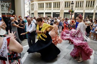 Archivo - Imagen de archivo de mujeres bailando en la Feria del centro de Málaga.