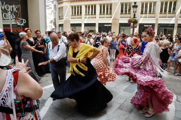 Archivo - Imagen de archivo de mujeres bailando en la Feria del centro de Málaga.
